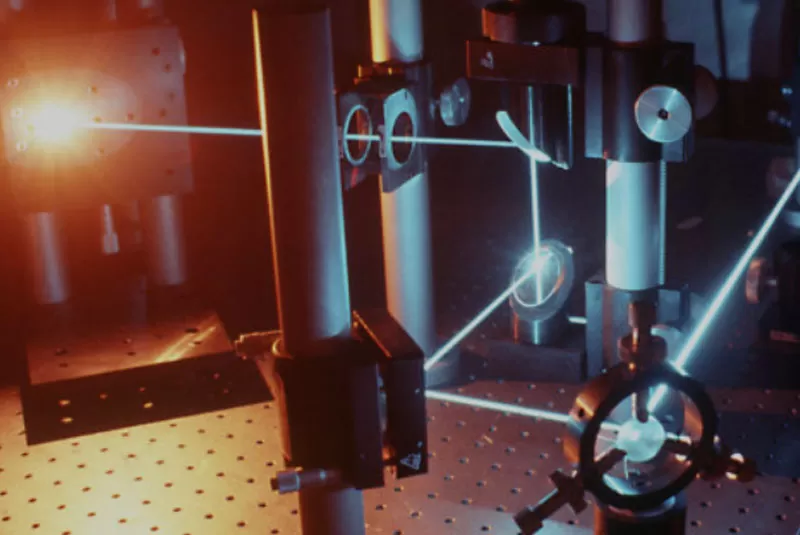 Processus laser et laser